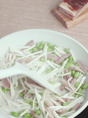 下茭白絲、青豆翻炒。