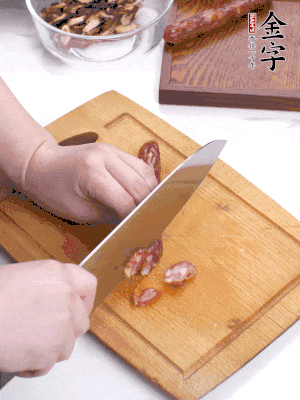 干香菇泡發(fā)切片，金字香腸切片，春筍切大粒。