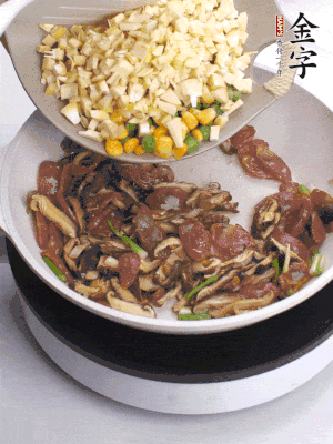 鍋里熱油，爆香蔥白，下香腸片炒至微微出油，加時(shí)蔬粒、香菇粒、春筍粒翻炒均勻。