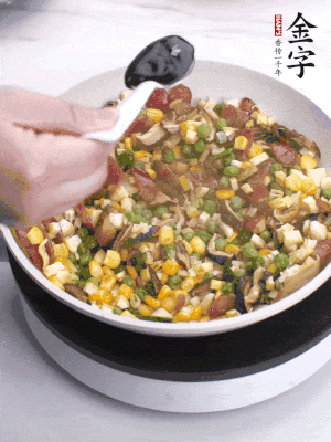 加2勺生抽、1勺蠔油、半勺老抽調(diào)味。