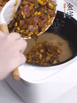 鋪在洗好的大米上，加清水，與食材持平。