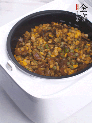 電飯煲按煮飯鍵，出鍋撒蔥花。