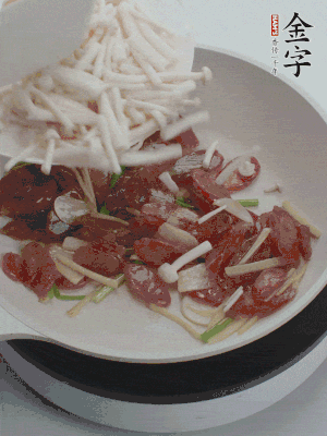 放白玉菇、青紅辣椒、雞蛋。