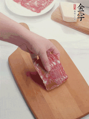 金字培根火腿改刀切小片；白洋蔥切??；新鮮豌豆剝殼。