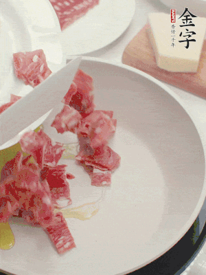 橄欖油煸香金字培根火腿。依次下豌豆、蝴蝶面、洋蔥。