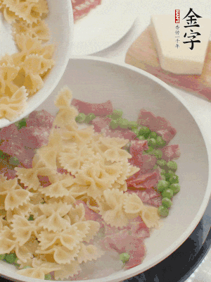 1小勺鹽調(diào)味，混合一起燉煮一下。