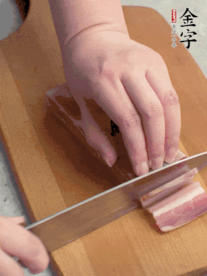 百合切去頭尾，分開洗凈;咸肉切薄片。