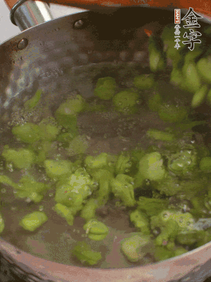 鍋中水沸，放一撮鹽，下蠶豆豆瓣焯3分鐘，下百合，3秒撈出，一起撈出瀝水。