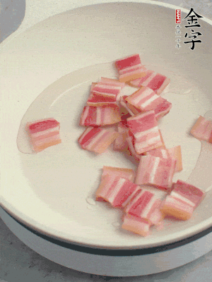 鍋中少許油，金字淡咸肉煸香。