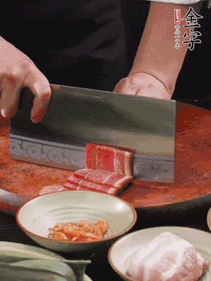 金字火腿上方切薄片，鮮五花肉切薄片。