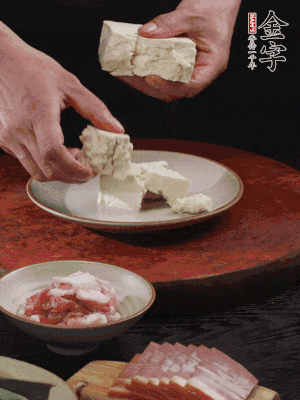 一塊老豆腐掰成大塊。