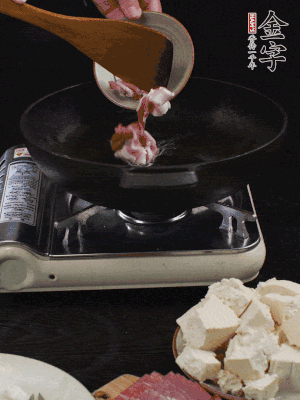 冷油潤鍋，下五花肉煸香。