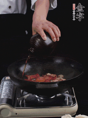 再下火腿片，淋少許黃酒添香。