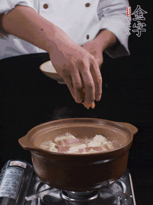 下蝦仁干，煮5分鐘。撒蒜葉，煮1分鐘。