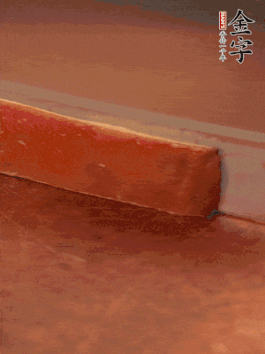 金字火腿上方去皮切薄片。