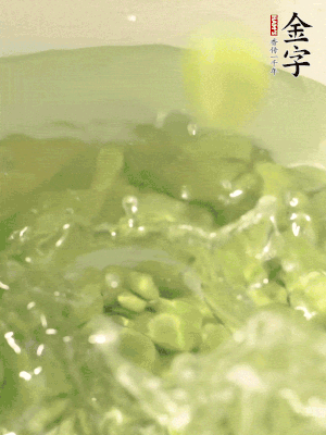 新鮮蠶豆熱水焯水30秒，然后浸入涼水。