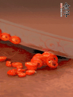 小米辣切圈，大蒜切片。