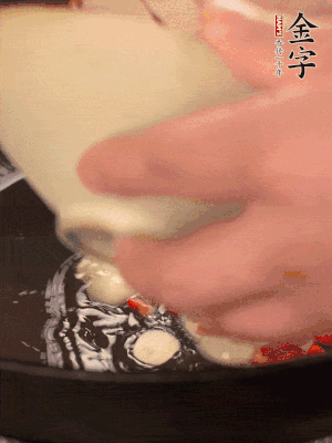 豬油潤鍋，下辣椒、大蒜、火腿片煸香。