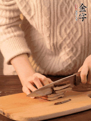 金字淡咸肉、香干分別切丁。