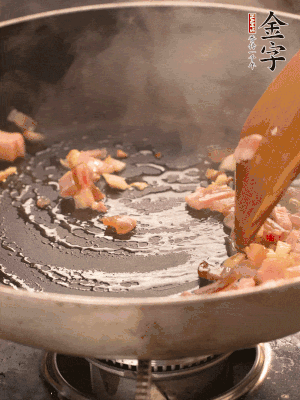 熱油爆香大蒜粒，煸香咸肉丁，淋一勺黃酒調(diào)味。