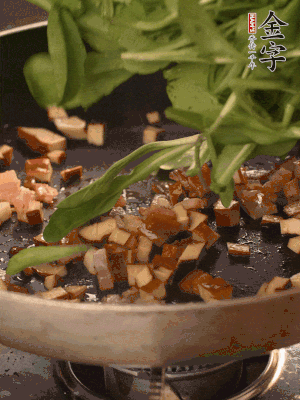 再放香干煸炒，最后放馬蘭頭翻炒至變軟。