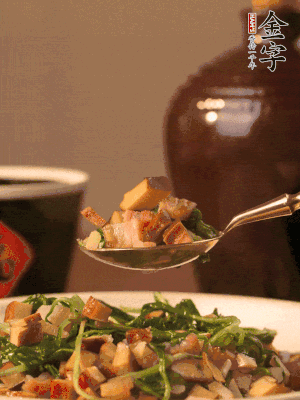 出鍋前嘗味，味淡加點(diǎn)鹽。