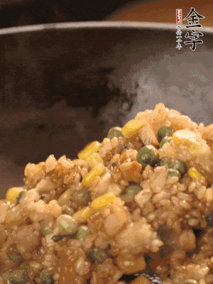 再下糯米，1勺蠔油、2勺生抽調(diào)味翻炒均勻。