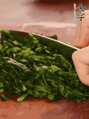 洗凈的菠菜加鹽焯水，撈出晾涼后攥干切碎。胡蘿卜切細(xì)絲。金字烤腸切園片。
