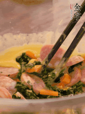 雞蛋、面粉、玉米油攪拌到無顆粒狀態(tài)。再加入菠菜、胡蘿卜、烤腸。少許鹽調(diào)味。