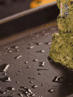 熱鍋擦一下油，下面糊攤平。