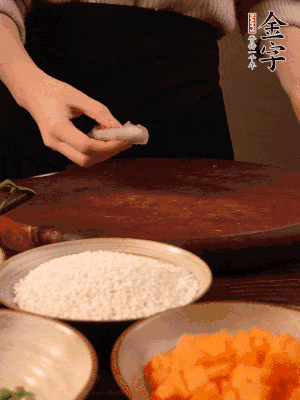 胡蘿卜去皮切丁。蝦仁切小塊。糯米提前浸泡半天。