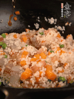 加入糯米翻炒均勻。最后加入蝦仁，用1勺料酒、1勺生抽、1/2勺鹽調(diào)味。