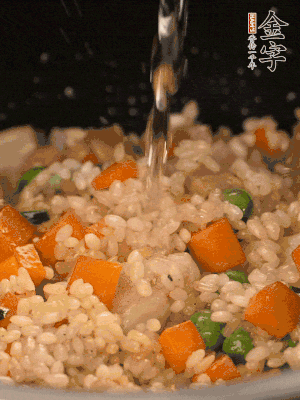 把食材轉(zhuǎn)移到電飯鍋中，倒入點(diǎn)清水，正常煮飯。