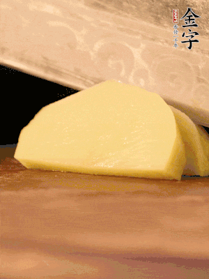 土豆去皮切丁。水開(kāi)后，放入鍋中煮2-3分鐘，撈出瀝干水分。