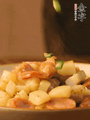 翻炒均勻，撒上蔥花后即可。