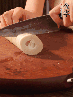 春筍去殼切滾刀塊，焯水備用。