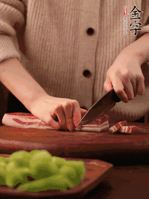 金字淡咸肉切片，冷水入鍋，加姜片、料酒略焯水。同步，五花肉切塊焯水。