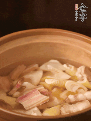 春筍、咸肉、咸肉一起入砂鍋，加姜片、料酒、清水大火煮沸到湯色變白。轉(zhuǎn)小火慢篤半小時。