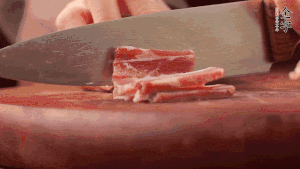 200g金字淡咸肉、100g冬筍、100g香干分別切細(xì)丁。