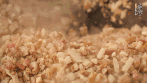 鍋中熱油，依次下食材翻炒，加2勺料酒、少許胡椒粉調(diào)味，撒蔥花攪拌均勻。