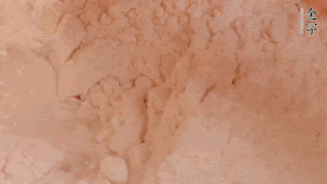 糯米粉中加入溫水，反復(fù)揉成團(tuán)。