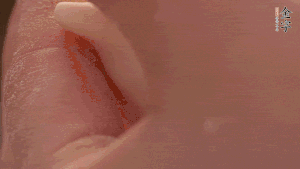 取一小團(tuán)面，用掌心搓成小球狀，從小球中心捏窩，放入餡料，封口后，留出小尾巴。