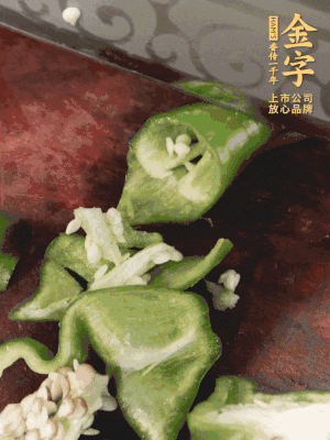 辣椒洗凈斜切成段，蒜切片。