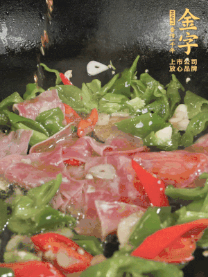 再下蒸炒火腿煸炒，加少許白糖提鮮。