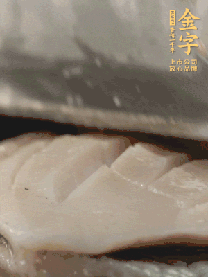 鮑魚(yú)用勺子撬出來(lái)，去掉內(nèi)臟和牙齒，加面粉、白醋、鹽、啤酒抓一下，清水洗凈，切花刀。