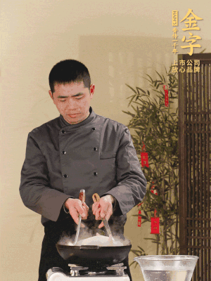 整只土雞冷水下鍋，加蔥姜、料酒焯水，撈出后用溫水清洗干凈。