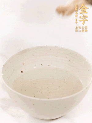 羊肚菌流水洗凈2遍后，溫水泡發(fā)15-20分鐘。