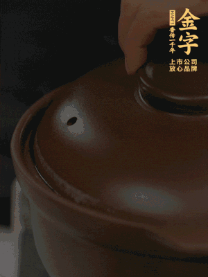 雞、火腿、姜片一起放入砂鍋中，大火轉(zhuǎn)小火燉2小時。