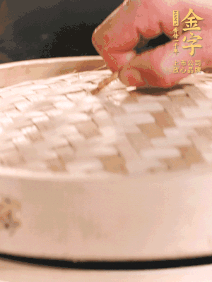 醬鴨半只加姜片、蔥、黃酒上鍋蒸20分鐘。