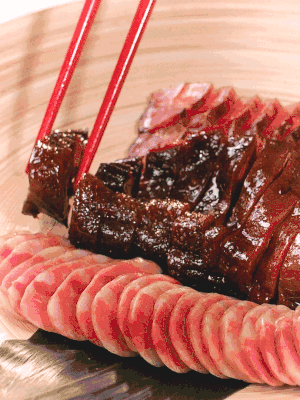 香腸、醬肉適合切片、醬鴨適合切塊。